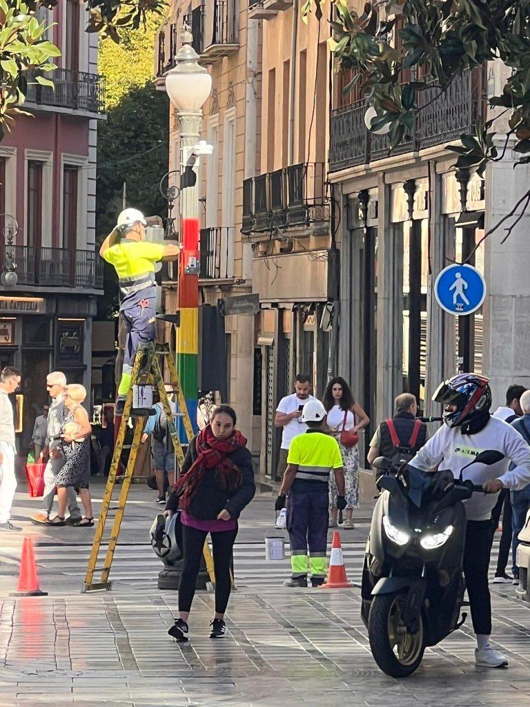 El PSOE denuncia que el PP borra los colores de las banderas LGTBI de semáforos de Granada