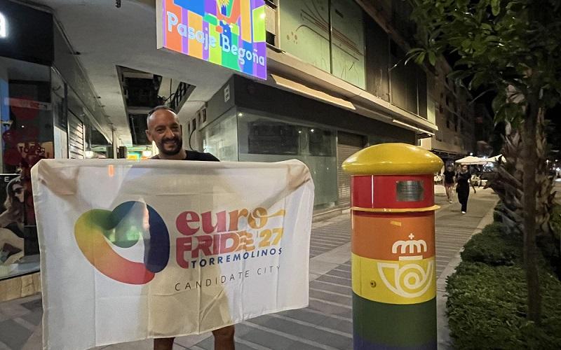 Ignacio Martínez con la bandera Euro Pride'27
