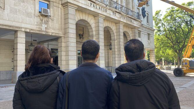 Los tres denunciantes, en la Audiencia de Sevilla después del juicio. / M.G.