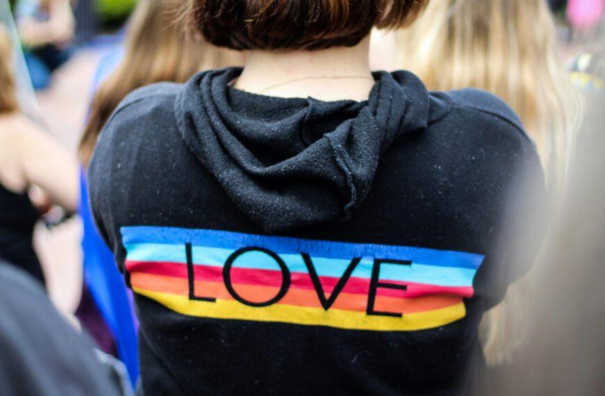 Bruselas exige a los Estados la prohibición total de las terapias de conversión en la UE