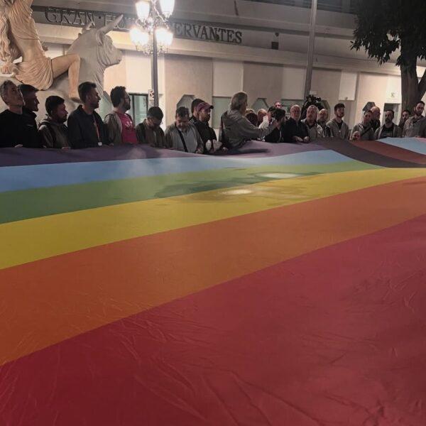 Torremolinos aclama «Ni un paso atrás» en la concentración contra la última agresión LGTBI+