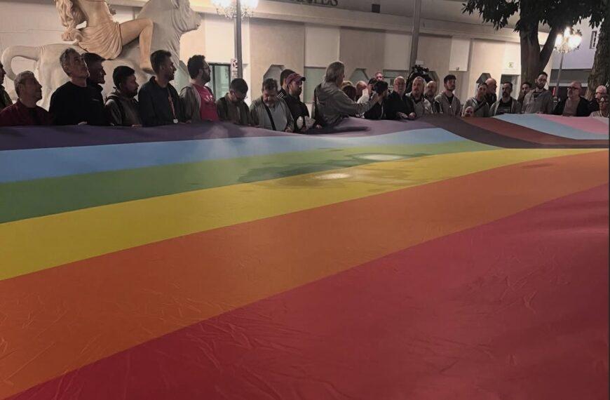 Torremolinos aclama «Ni un paso atrás» en la concentración contra la última agresión LGTBI+