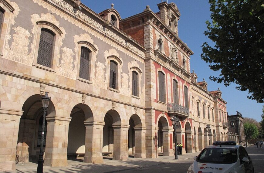 Cataluña refuerza los derechos LGTBIQ con una actualización histórica de su ley pionera