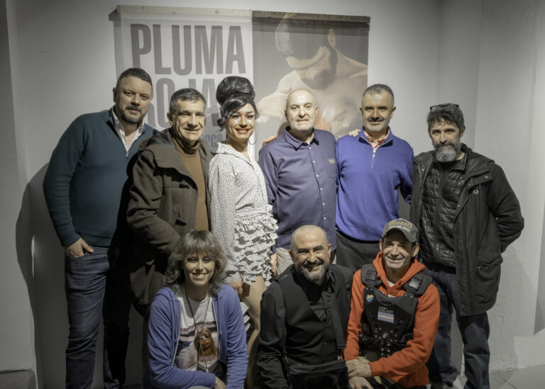 “Pluma Roja” consolida su éxito de público y refuerza su relato sobre la memoria LGTBIQ+ en España