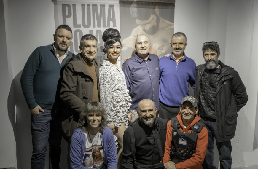 “Pluma Roja” consolida su éxito de público y refuerza su relato sobre la memoria LGTBIQ+ en España