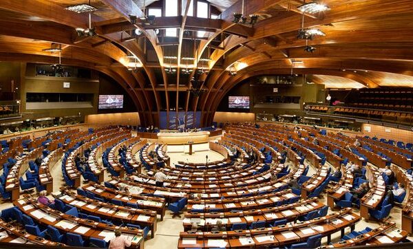 La Asamblea Parlamentaria del Consejo de Europa insta a prohibir las prácticas de conversión que afectan a personas LGTBI+