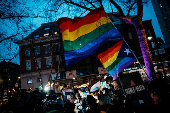 La administración Trump ordena retirar la bandera arcoíris del Monumento Nacional Stonewall y desata críticas en EE.UU.