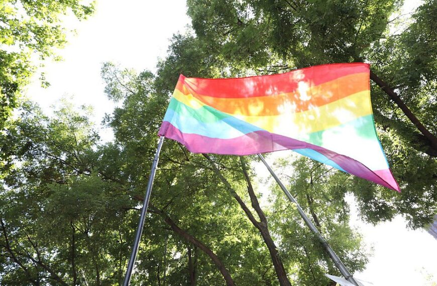 Adriano Antinoo alerta del aumento de agresiones sexuales a hombres homosexuales y bisexuales por parte de otros hombres