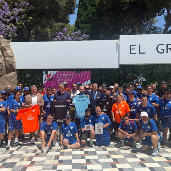 La Cueva de Nerja abre sus puertas al equipo Genuine del Málaga CF y reconoce sus valores de compañerismo e inclusión