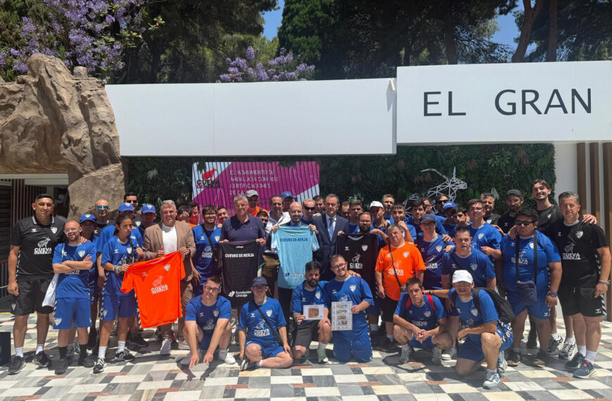 La Cueva de Nerja abre sus puertas al equipo Genuine del Málaga CF y reconoce sus valores de compañerismo e inclusión