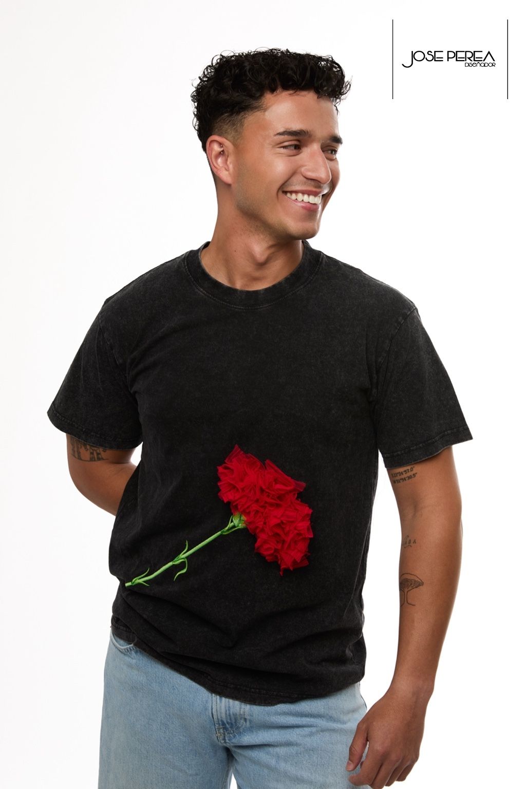 José Perea presenta una nueva camiseta con una flor roja como protagonista