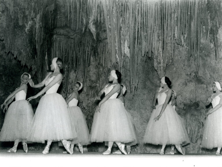 Nerja conmemora los 66 años de la apertura de su cueva y del nacimiento de su histórico festival