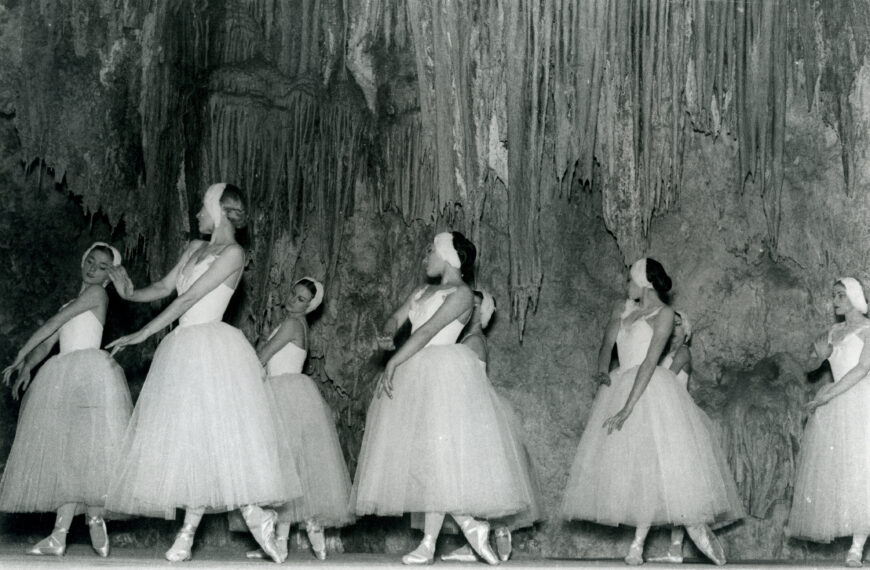 Nerja conmemora los 66 años de la apertura de su cueva y del nacimiento de su histórico festival