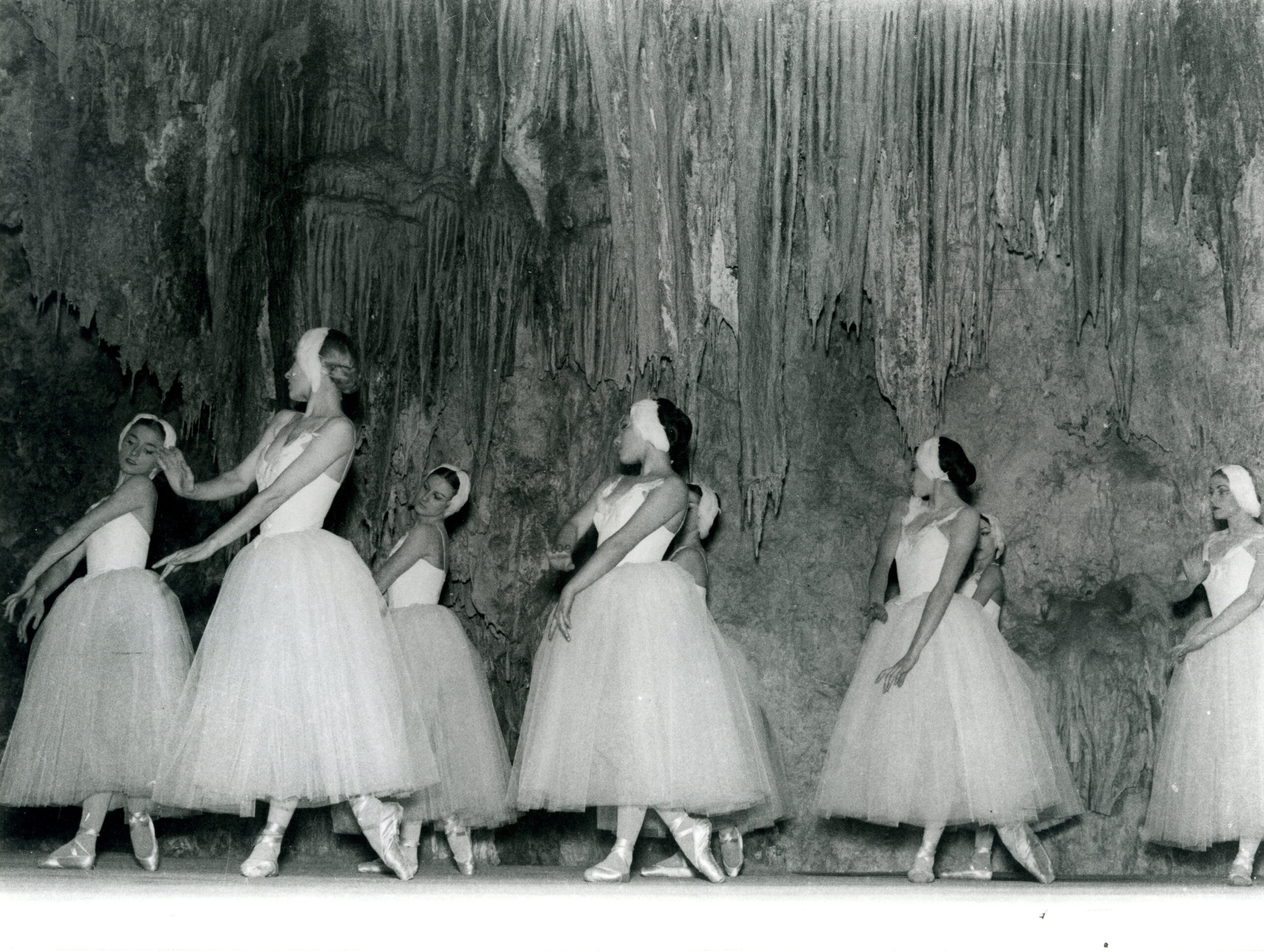 Nerja conmemora los 66 años de la apertura de su cueva y del nacimiento de su histórico festival