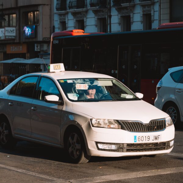 Medio centenar de municipios mantienen barreras que dificultan a las personas con VIH trabajar como taxistas