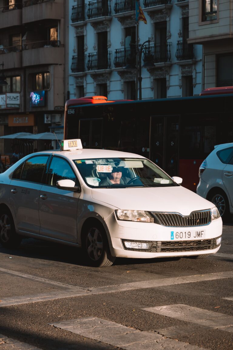 Medio centenar de municipios mantienen barreras que dificultan a las personas con VIH trabajar como taxistas