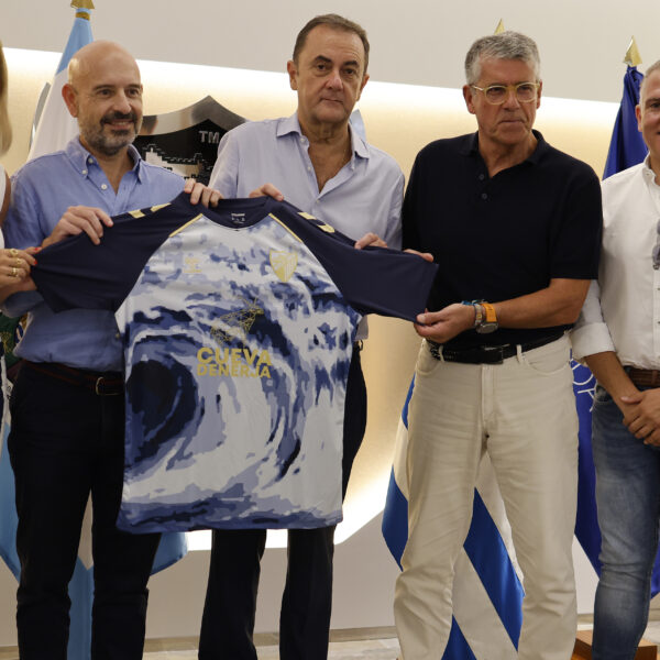 La Cueva de Nerja y el Málaga CF renuevan una alianza que une deporte, patrimonio y proyección social