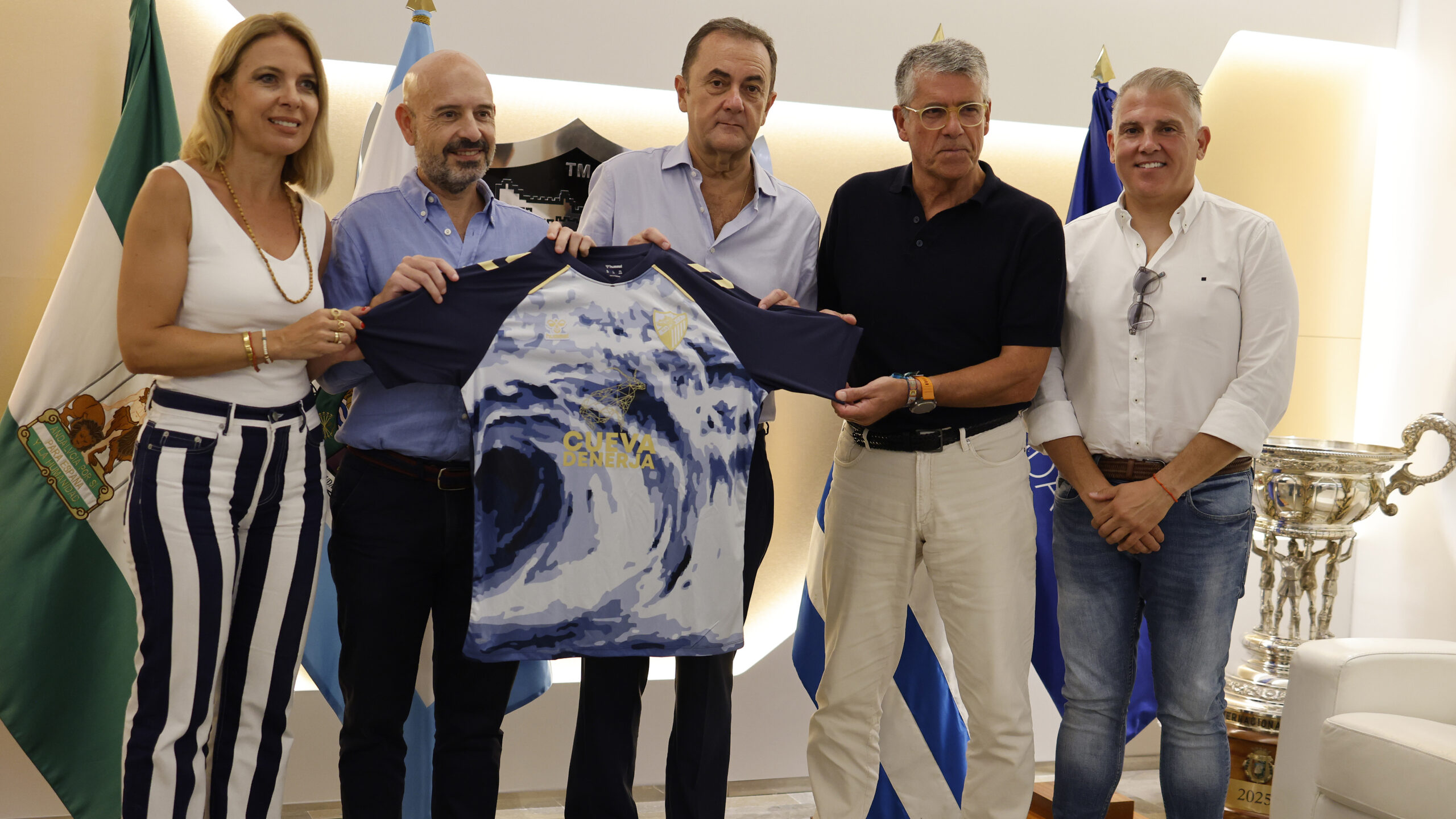 La Cueva de Nerja y el Málaga CF renuevan una alianza que une deporte, patrimonio y proyección social