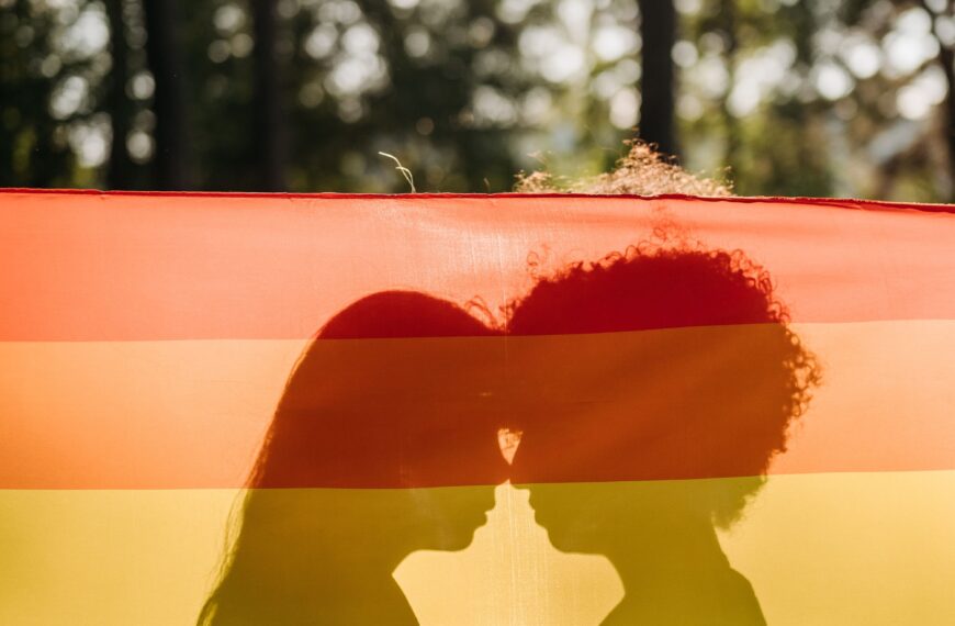 Bajo el Radar propone una nueva historia de amor entre mujeres cada mes