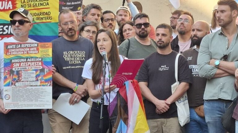 Entidades LGTBI+ y de derechos humanos reclaman ante la Embajada de Turquía el fin de la represión y la liberación de los detenidos