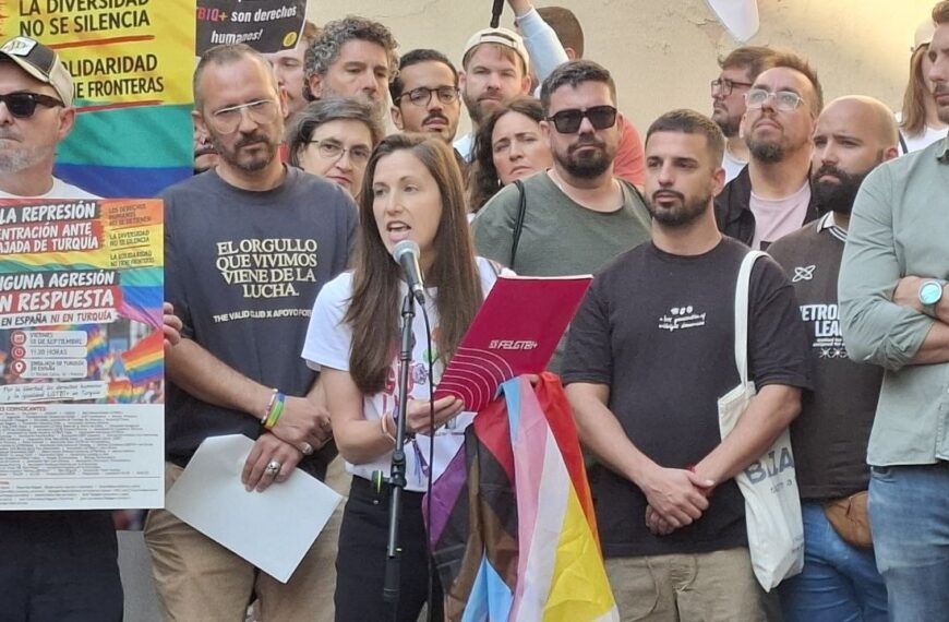 Entidades LGTBI+ y de derechos humanos reclaman ante la Embajada de Turquía el fin de la represión y la liberación de los detenidos