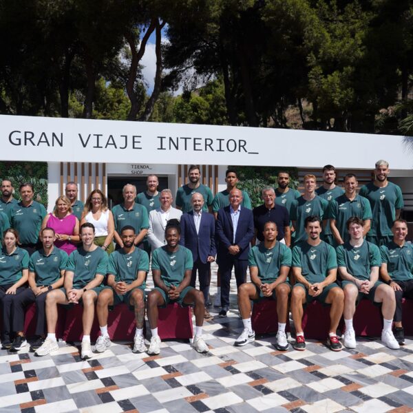 El Unicaja Baloncesto descubre la Cueva de Nerja en una jornada de convivencia