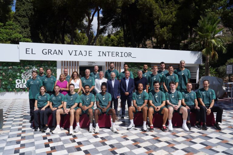 El Unicaja Baloncesto descubre la Cueva de Nerja en una jornada de convivencia