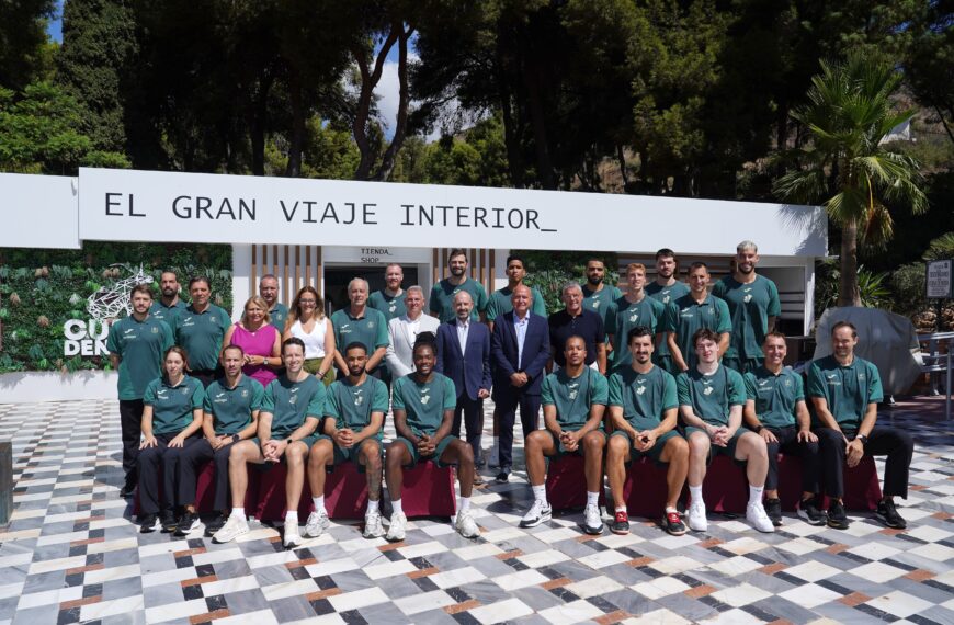 El Unicaja Baloncesto descubre la Cueva de Nerja en una jornada de convivencia