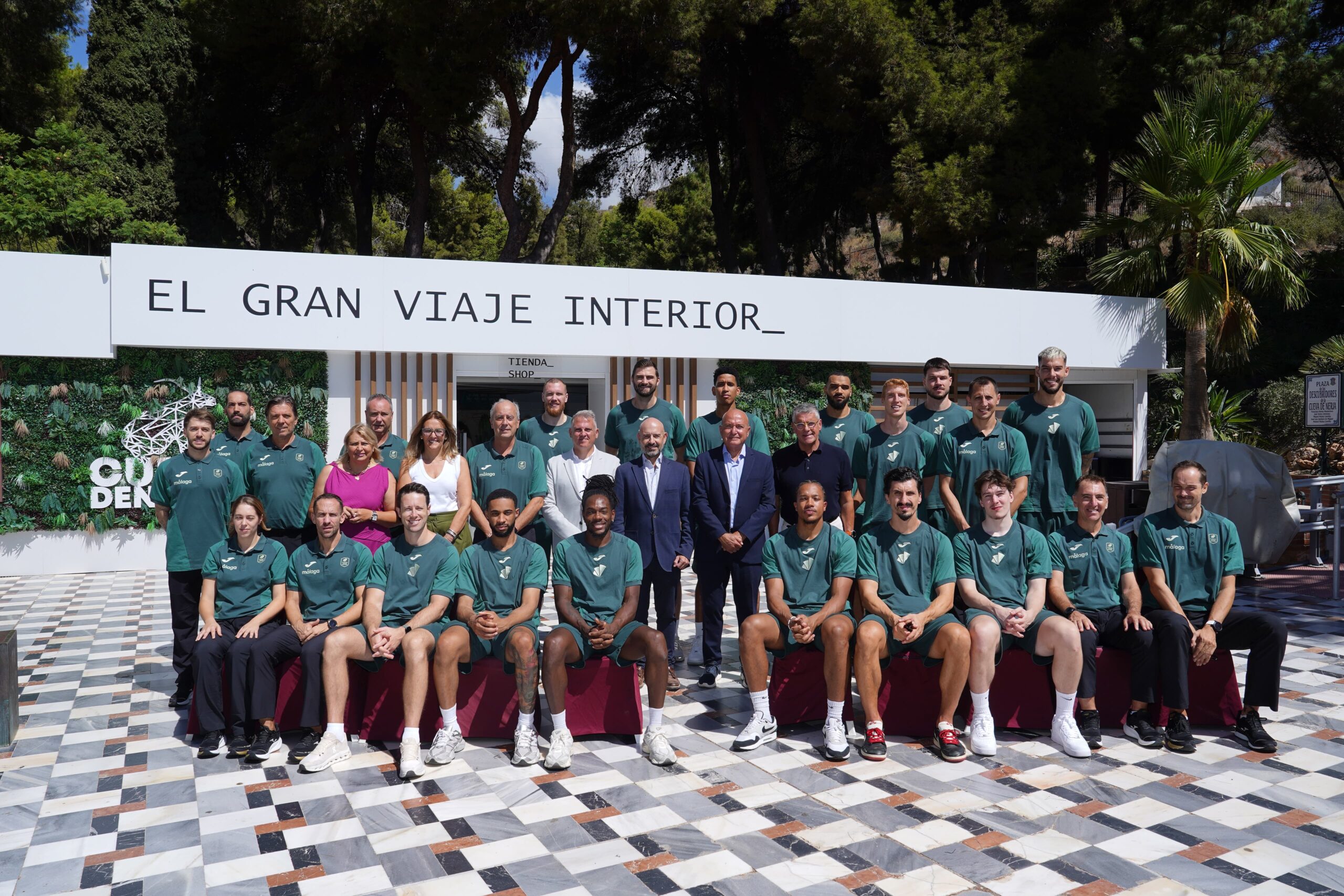 El Unicaja Baloncesto descubre la Cueva de Nerja en una jornada de convivencia