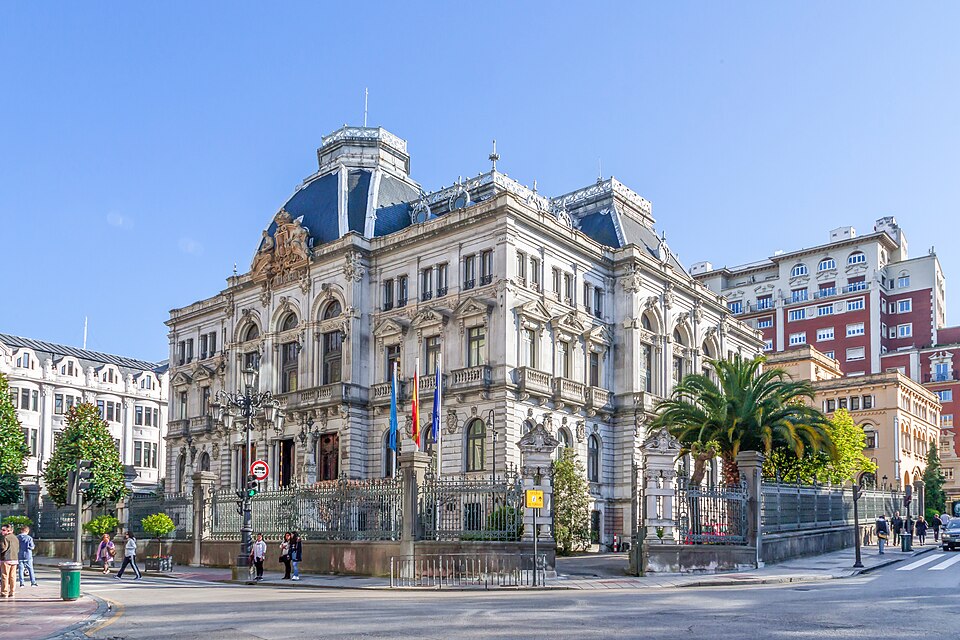 Asturias aprueba su Ley LGTBI+ tras años de reivindicaciones y deja a Castilla y León como la única comunidad sin una norma autonómica específica