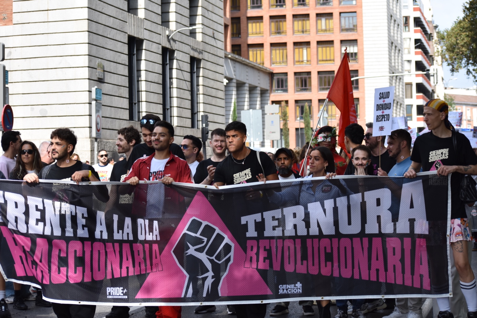 Cesida denuncia una oleada de ataques serófobos contra Cao Kaal tras el señalamiento de Daniel Esteve, líder de Desokupa